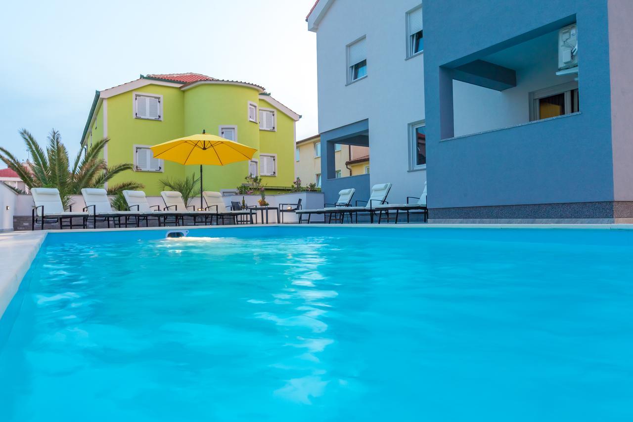 Lucky Luke Pool Apartments Новалья Экстерьер фото